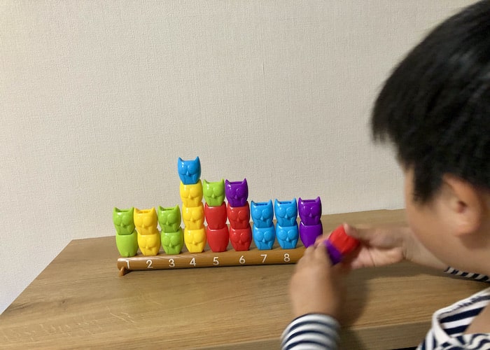 1-10Counting Owls Activity Setで遊ぶ様子